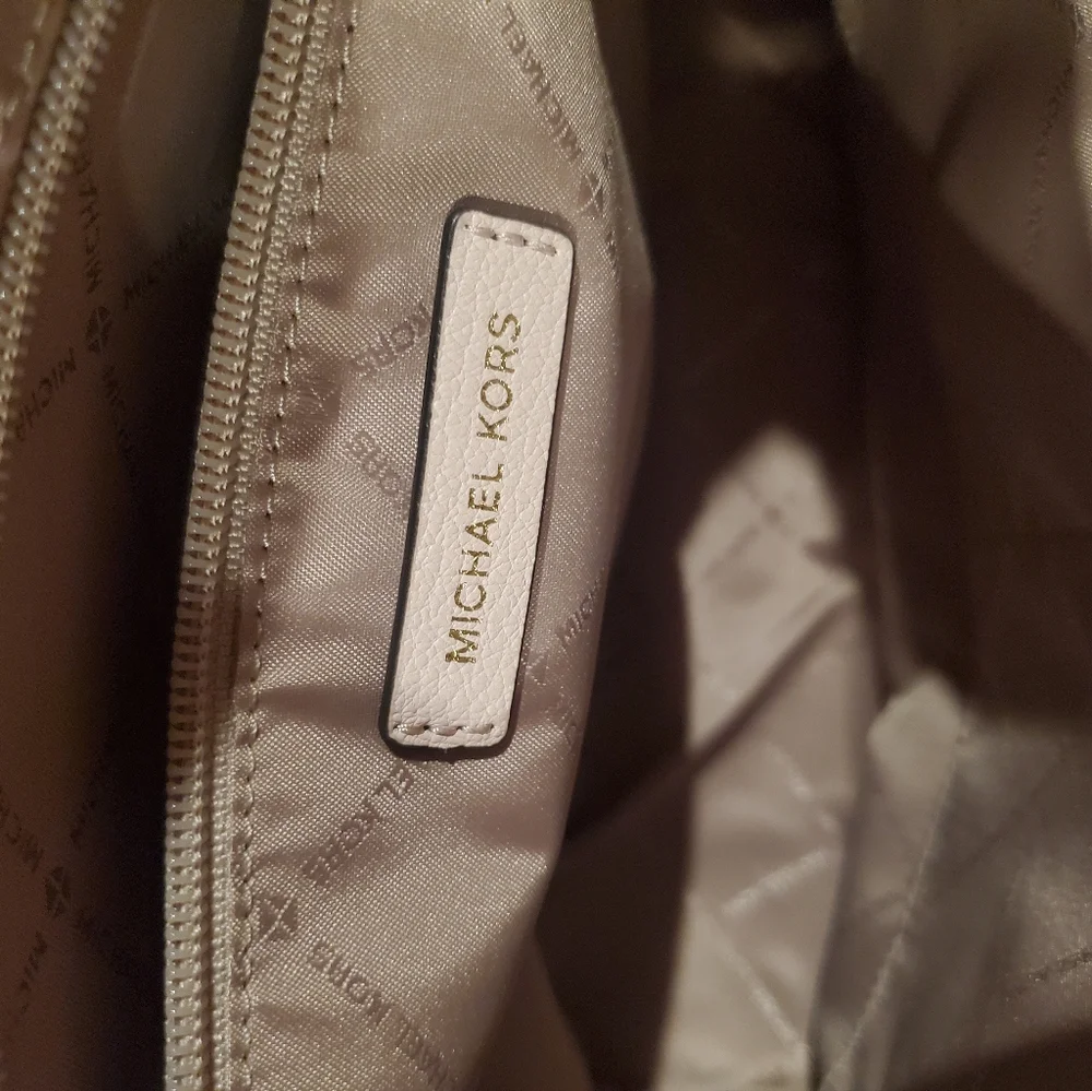 Michael Kors Charlotte Large Saffiano Bag - Picture 6 of 11